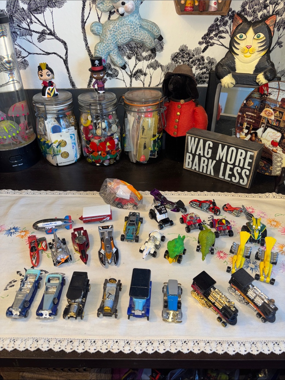 EUC 28 Piece collection of assorted vintage 1:64 scale die-cast toy vehicles, li